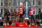 Sloveneren Primoz Roglic hyldes på podiet i Madrid som vinder af Vuelta a España flankeret af ecuadorianeren Richard Carapaz (t.v.) og englænderen Hugh Carthy. Foto: Sergio Perez/Ritzau Scanpix