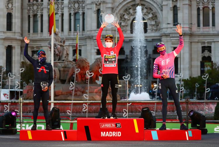 Sloveneren Primoz Roglic hyldes på podiet i Madrid som vinder af Vuelta a España flankeret af ecuadorianeren Richard Carapaz (t.v.) og englænderen Hugh Carthy. Foto: Sergio Perez/Ritzau Scanpix