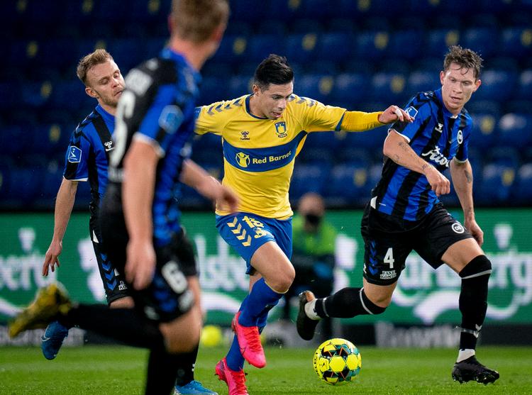Brøndbys Blas Riveros i fuld fart gennem OB's rækker. Foto: Liselotte Sabroe/Ritzau Scanpix