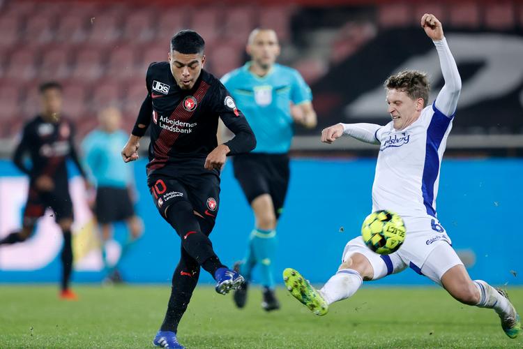 FC Midtjyllands Evander Ferreira fyrer af, mens FCKs Jens Stage forsøger at blokere.   Foto: Jens Dresling/POLFOTO