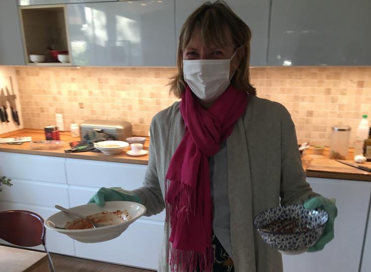 Når jeg skulle sætte mit eget brugte service i opvaskeren, var det på med maske og afsprittede gummihandsker. Det lykkedes at være i hjemmekarantæne, uden at nogen i  familien - eller andre - blev syge.  Foto: Jon Lund