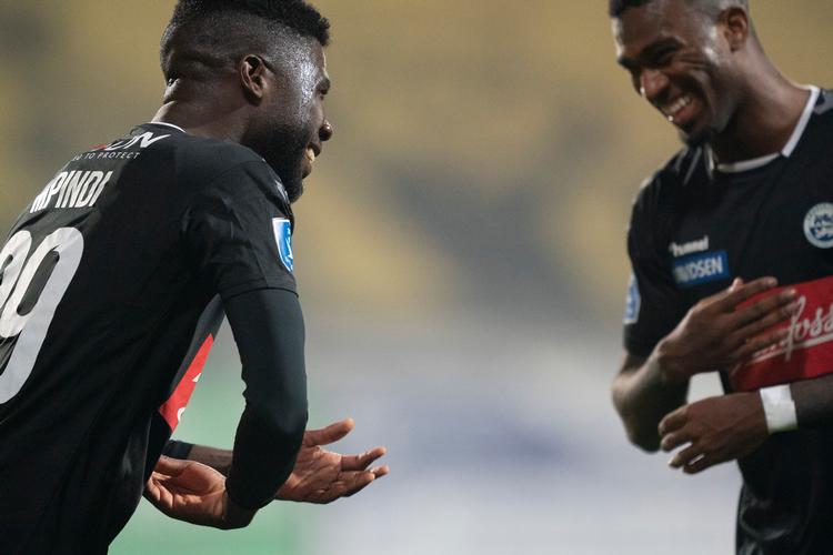 Victor Mpindi Ekani (tv.) jubler efter at have bragt Sønderjyske foran 1-0.   Foto: Claus Fisker/Ritzau Scanpix