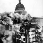 Benjamin Britten komponerede sin ’Sinfonia da Requiem’ i begyndelsen af Anden Verdenskrig. Her er London under tysk bombardement i 1940. Arkivfoto 