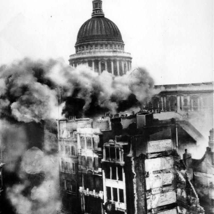 Benjamin Britten komponerede sin ’Sinfonia da Requiem’ i begyndelsen af Anden Verdenskrig. Her er London under tysk bombardement i 1940. Arkivfoto 