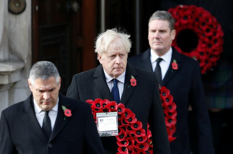 Søndag deltog Boris Johnson i den traditionsrige Mindesøndag for de faldne i 1. Verdenskrig 1914-18. Symbolet er valmuen, som dengang og nu groede på markerne i Flandern. Dengang sloge de. I dag forhandles der.  (Photo by PETER NICHOLLS / POOL / AFP) Foto: Peter Nicholls/Ritzau Scanpix