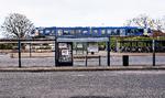 Busholdepladsen ved banegården i Brønderslev, fredag den 6. november 2020, da coronanedlukningen ramte Nordjylland. I baggrunden et lokaltog fra Nordjyske Jernbaner der kører for DSB i Nordjylland.  Foto: Henning Bagger/Ritzau Scanpix