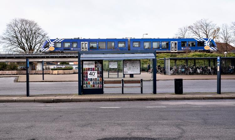 Busholdepladsen ved banegården i Brønderslev, fredag den 6. november 2020, da coronanedlukningen ramte Nordjylland. I baggrunden et lokaltog fra Nordjyske Jernbaner der kører for DSB i Nordjylland.  Foto: Henning Bagger/Ritzau Scanpix
