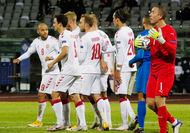 Islands målmand Hannes Haldorsson (th.) ærgrer sig under første Nations League-opgør mod Danmark i Reykjavik. Denne uge kan bringe flere islandske ærgrelser.  Foto: Rosa Bragadottir/Ritzau Scanpix
