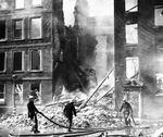 Brandmænd på arbejde efter et tysk bombeangreb på London i 1941, mens Vaughan Williams komponerede sin 5. symfoni. Foto: XJFM/ASSOCIATED PRESS
