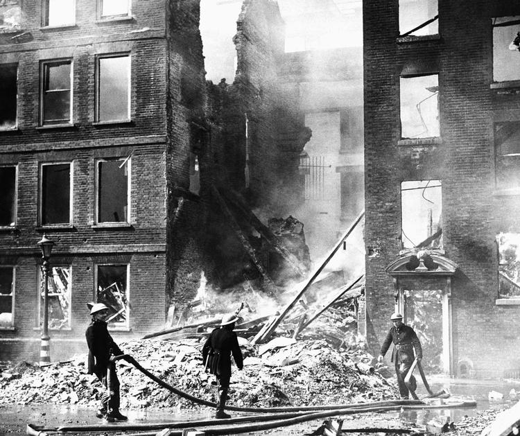 Brandmænd på arbejde efter et tysk bombeangreb på London i 1941, mens Vaughan Williams komponerede sin 5. symfoni. Foto: XJFM/ASSOCIATED PRESS
