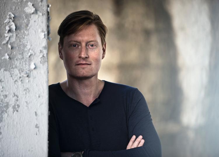 Anders de la Motte udgiver nu tredje roman i sin såkaldte Skånekvartet. Det fortællemæssige snedkerarbejde er solidt med effektive plottwists, men romaen er skåret over samme læst, som de andre. Foto: Helén Karlsson Foto: Helén Karlsson