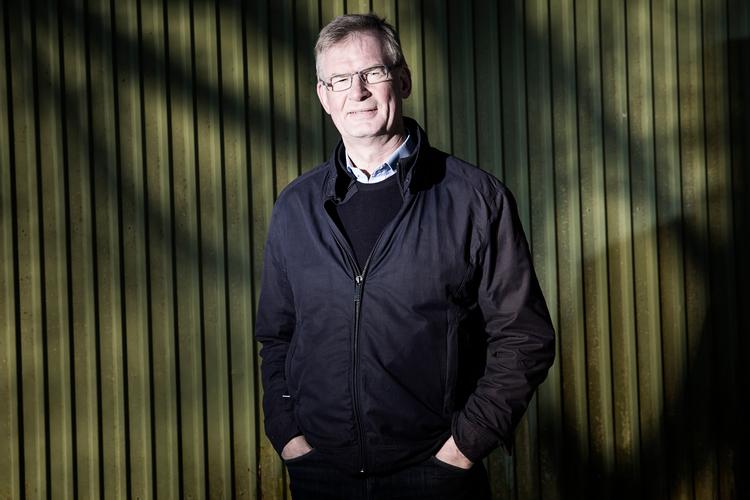     Peter Gæmelke er blevet formand for en forening, NLP, som består af 300.000 kunder i Nordea Liv &amp; Pension og råder over en pengekasse på 8 mia. kr. Peter Gæmelke på sin gård ved Vejen.    Foto: Gregers Tycho/POLFOTO