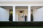 En marinesoldat står vagt foran vestfløjen af Det Hvide Hus i Washington, D.C., hvilket signalerer, at præsidenten er i bygningen. Billedet er taget 6. november 2020, tre dage efter præsidentvalget.   Foto: Tom Brenner/Ritzau Scanpix