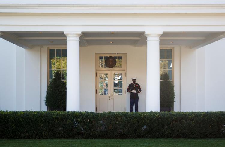 En marinesoldat står vagt foran vestfløjen af Det Hvide Hus i Washington, D.C., hvilket signalerer, at præsidenten er i bygningen. Billedet er taget 6. november 2020, tre dage efter præsidentvalget.   Foto: Tom Brenner/Ritzau Scanpix