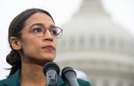Alexandria Ocasio-Cortez (eller blandt indviede blot AOC) kaster sig nu ind i en delikat fløjkrig hos demokraterne. Foto: Saul Loeb/Ritzau Scanpix