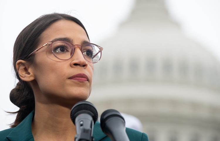 Alexandria Ocasio-Cortez (eller blandt indviede blot AOC) kaster sig nu ind i en delikat fløjkrig hos demokraterne. Foto: Saul Loeb/Ritzau Scanpix
