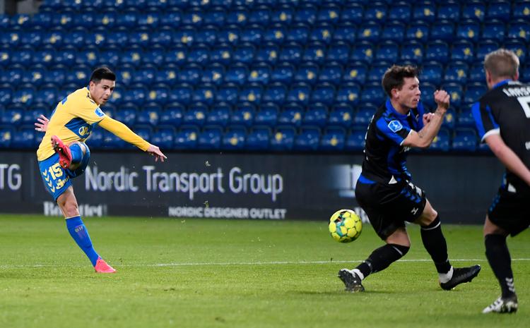 Blas Riveros scorer til 1-0 for Brøndby.   Foto: Lars Poulsen