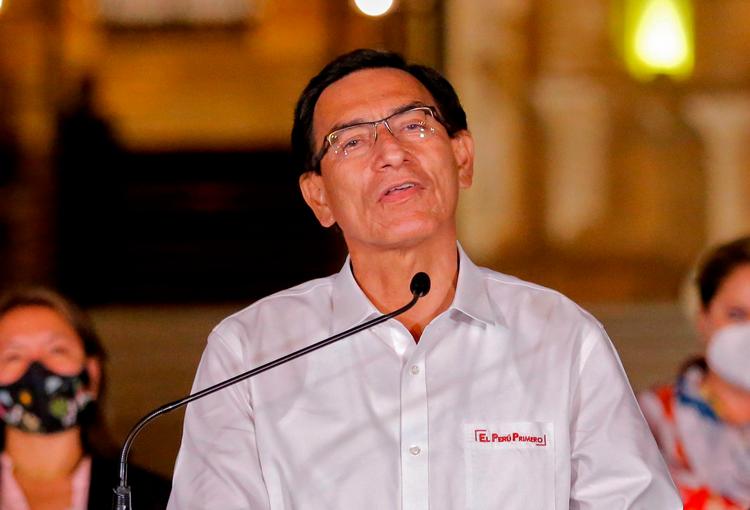 Martin Vizcarra holder en farveltale, inden han forlader præsidentpaladset i Lima.  Foto: Luka Gonzales/Ritzau Scanpix