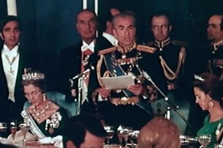 Shahen til højbords og med danske dronning Ingrid som borddame.  Foto: DR