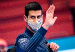 Novak Djokovic vinkede farvel til publikum i Wien efter sit kvartfinalenederlag i oktober, men smilede han alligevel lidt bag coronamasken? Han skabte i hvert fald selv tvivl om sin kampgejst ved den lejlighed.   Foto: Georg Hochmuth/Ritzau Scanpix