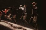 En flok unghunde invaderer scenen med smittende desperado-gejst i  'Uprising'. Foto: Camilla Winther