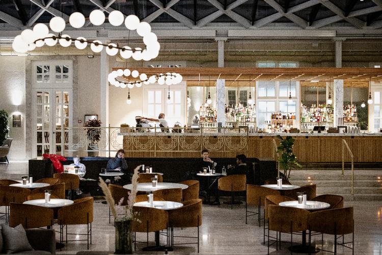 Aldrig har jeg set så meget marmor i et posthus, skriver anmelderen. Foto: Valdemar Ren/POLFOTO