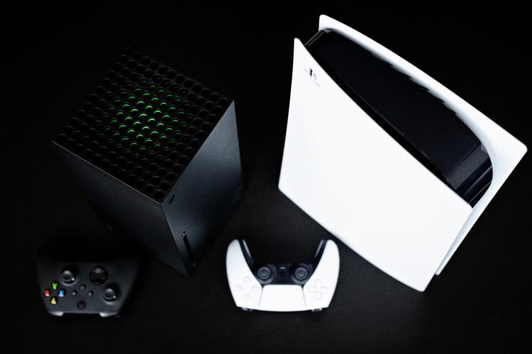 Hvor Microsofts Xbox (tv.) er sort og underspillet, minder Sonys Playstation (th.) om en af de routere til internettet, som vi desperat prøver at skjule i vores boliger.     Foto: Valdemar Ren/POLFOTO