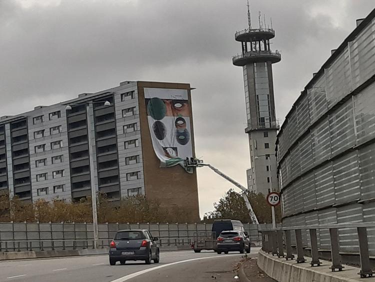 Første del af en ny udstilling, der vil have fjernet Nørrebro-området Lundtoftegades fra ghettolisten, består af to 250 m2 store bannere, der hænges op på Lundtoftegade, hvor den kan ses af de mange daglige bilister ved Bispeengbuen. Foto: Privatfoto