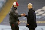 På banen er Jürgen Klopp fra Liverpool og Pep Guardiola fra Manchester City konkurrenter, men i kampen mod landskampe i corona-tiden virker de til at stå sammen.  Foto: Martin Rickett/Ritzau Scanpix