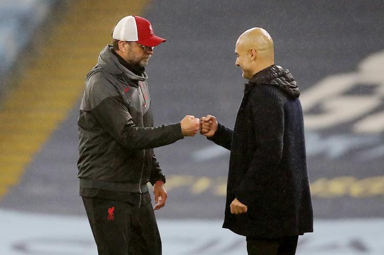 På banen er Jürgen Klopp fra Liverpool og Pep Guardiola fra Manchester City konkurrenter, men i kampen mod landskampe i corona-tiden virker de til at stå sammen.  Foto: Martin Rickett/Ritzau Scanpix