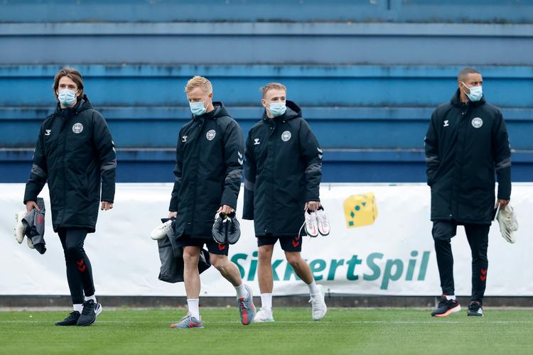 Det lykkedes ikke at holde landsholdsboblen lukket, så mundbindene måtte i brug på træningsbanen.  Foto: Jens Dresling/POLFOTO