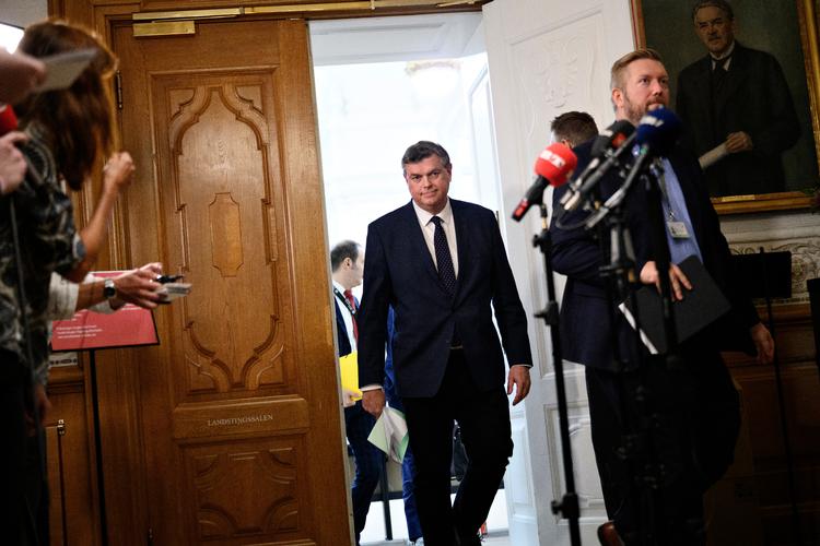 Minister for fødevarer, fiskeri og ligestilling Mogens Jensen (S) udtaler sig meget kort til pressen efter Miljø- og Fødevareudvalget har haft ministeren i samråd om håndtering af coronasmitte blandt mink og om minkbranchens fremtid. Foto: Philip Davali/Ritzau Scanpix