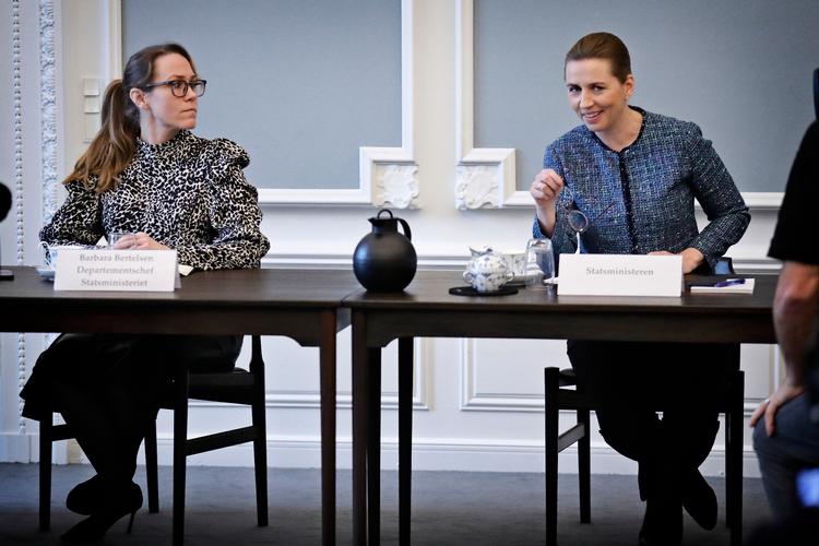 Departementschef i Statsministeriet, Barbara Bertelsen, og Statsminister Mette Frederiksen (S). Foto Jens Dresling