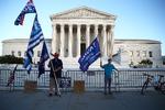 Højesteret i hovedstaden Washington D.C. i USA. Foran står to Trump-tilhængere på dagen, hvor retten skulle lytte til argumenter for at nedlægge obamacare. Foto: Hannah Mckay/Ritzau Scanpix