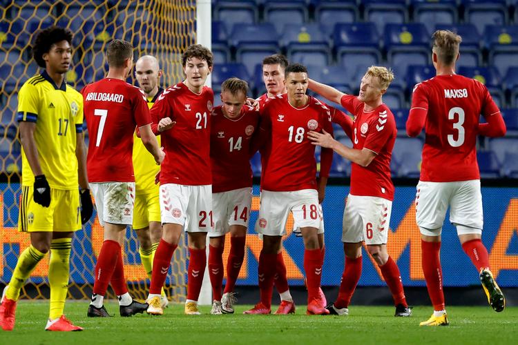Jens Jønsson med det røde hår og nummer 6 på shortsene lykønsker målscorer Alexander Bah efter selv at have spillet en god venskabskamp mod Sverige i sin landsholdsdebut.  Foto: Jens Dresling/POLFOTO