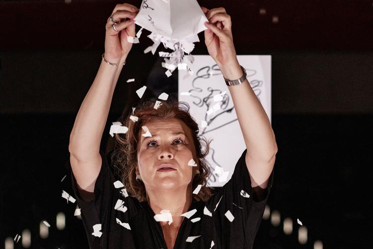Sine Bundgaard i operaens eneste rolle som den ulykkelige kvinde. Foto: Camilla Winther