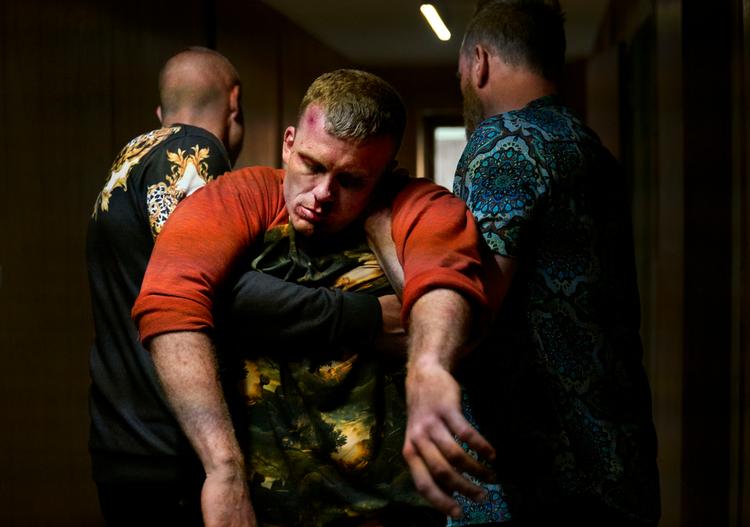 Sidste år slap DR en psykopat løs i Ebberup på Fyn. Det er ham, der slæbes væk herover. Også serien 'Fred til lands' strejfer den socialrealisme, der for tiden foldes ud i 'Ulven kommer' på DR.  