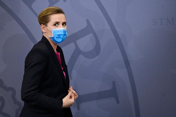 Midt i alvorlige politiske problemer om den ulovlige mink-ordre glæder statsminister Mette Frederiksen (S) sig over de nyeste prognoser om epidemiens udvikling de kommende uger. Foto: Philip Davali/Ritzau Scanpix
