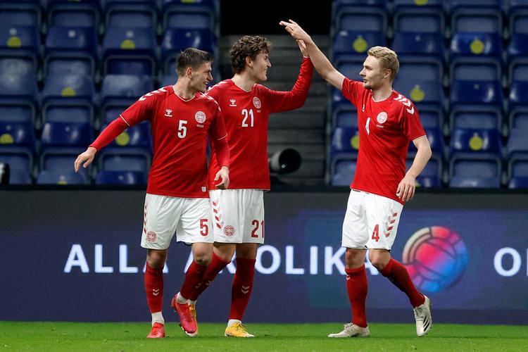 Ungdommen slog til i Brøndby. Jonas Wind  scorede til 1-0 og jublede med Joakim Mæhle og Victor Nelsson.   Foto: Jens Dresling/POLFOTO