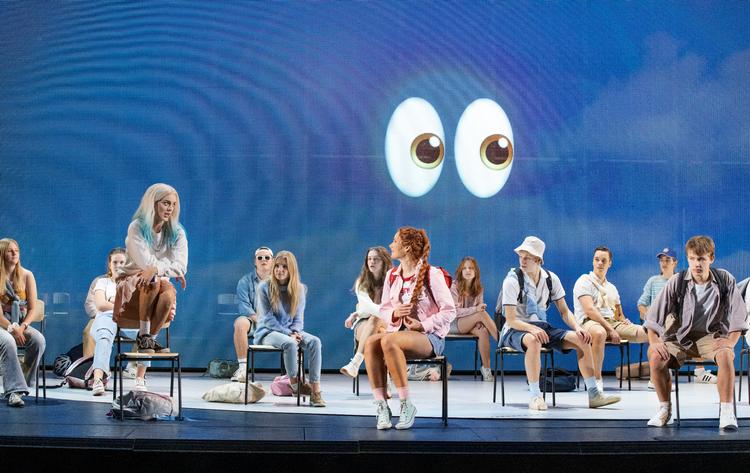Klassen i begyndelsen af operaen, inden overgrebene eskalerer. Midt i billedet sidder sangeren Kari Dahl Nielsen som den skrøbelige Agnes med fletningen. Foto: Pr-foto