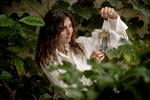Julegaverne til de voksne bliver, at alle tager en coronatest – så er det bare børnene, der får gaver, fortæller skuespiller Katrine Greis-Rosenthal om julen i år. Hun tror, vi kommer til at tænke tilbage på denne tid og grine af, hvor vanvittigt alting var. Med igennem det hele er en engel i glanspapir, der har fulgt hende, siden hun med sin mand og hans datter holdt deres første jul, hvor de intet julepynt havde og kun et lille træ.  Foto: Peter Hove Olesen/POLFOTO