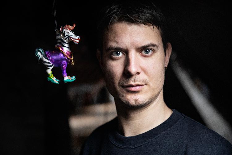 Digteren Caspar Eric er særligt vild med, at selv om hver familie har sine helt egne traditioner i julen, er vi alle alligevel en del af noget fælles. »Det er meget smukt på en eller anden måde«. Foto: Jacob Ehrbahn/POLFOTO