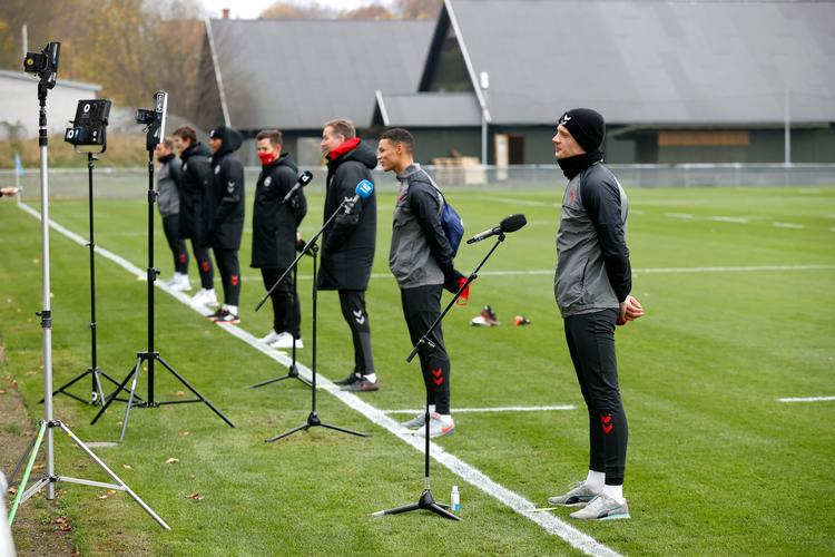 Sådan foregår interview med landsholdsspillerne Christian Eriksen, Jonas Wind, Mathias Zanka Jørgensen, Alexander Bah og Oliver Christensen samt landstræner Kasper Hjulmand i corona-tiden. Foto: Jens Dresling/POLFOTO