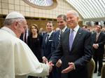 Paven har i en telefonsamtale lykønsket Joe Biden med sejren ved det amerikanske præsidentvalg. Her ses den kommende præsident og paven i 2016 i Vatikanet. Foto: Vatican Media/Ritzau Scanpix
