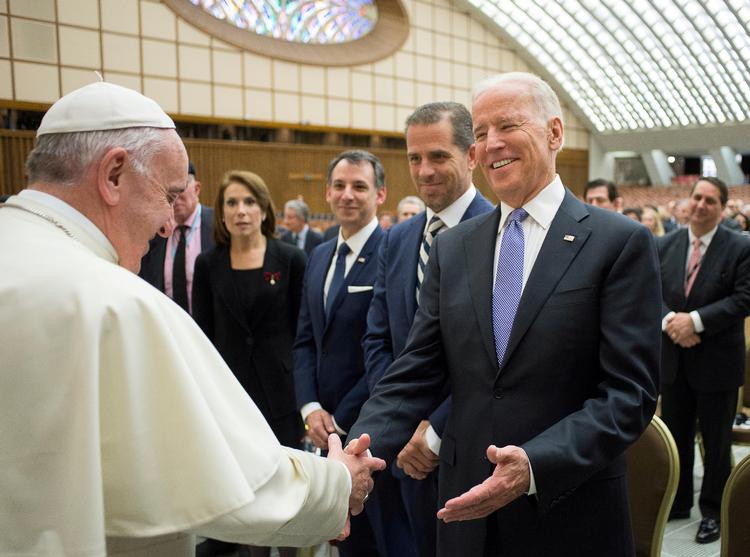 Paven har i en telefonsamtale lykønsket Joe Biden med sejren ved det amerikanske præsidentvalg. Her ses den kommende præsident og paven i 2016 i Vatikanet. Foto: Vatican Media/Ritzau Scanpix