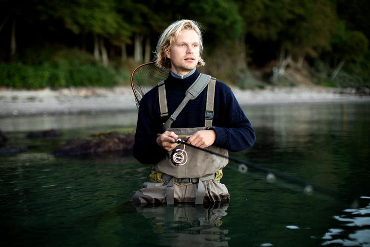 Siden september har værten Theodor Langston haft forskellige lystfiskerfolk med ved både hav, sø og å for at blive klogere på netop deres fiskeri. Foto: Tor Birk Trads