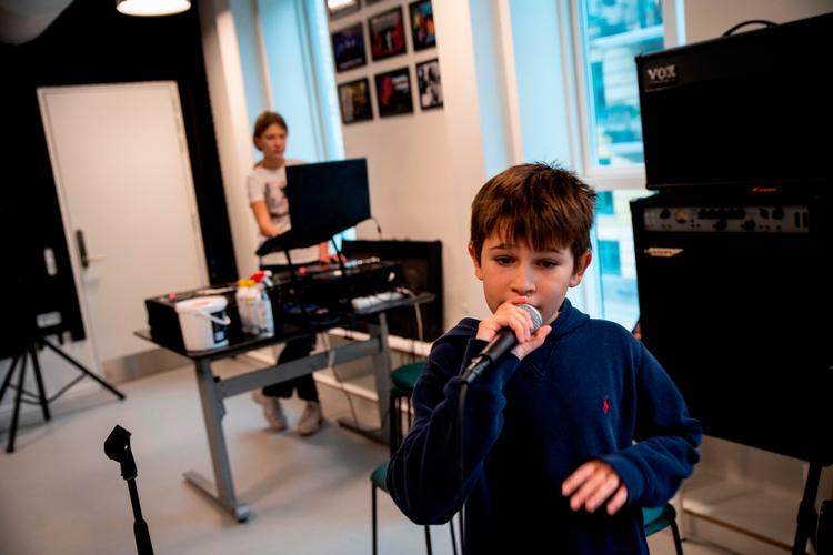 Klub Tempeltræet fra Skolen ved Bülowsvej på Frederiksberg er nomineret til Politikens Pædagogpris 2020. 
Her kan man bl.a. gå til musik. Til venstre klubleder Helene  Bech. Foto: Janus Engel/FREELANCE
