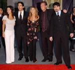 5 ud af de 6 venner ses her sammen: Courteney Cox Arquette, David Schwimmer, Jennifer Aniston, Matthew Perry og Matt LeBlanc. Den sidste 'ven', Lisa Kudrow, er også med i genforeningsudsendelsen.  Foto: Chip East/Ritzau Scanpix