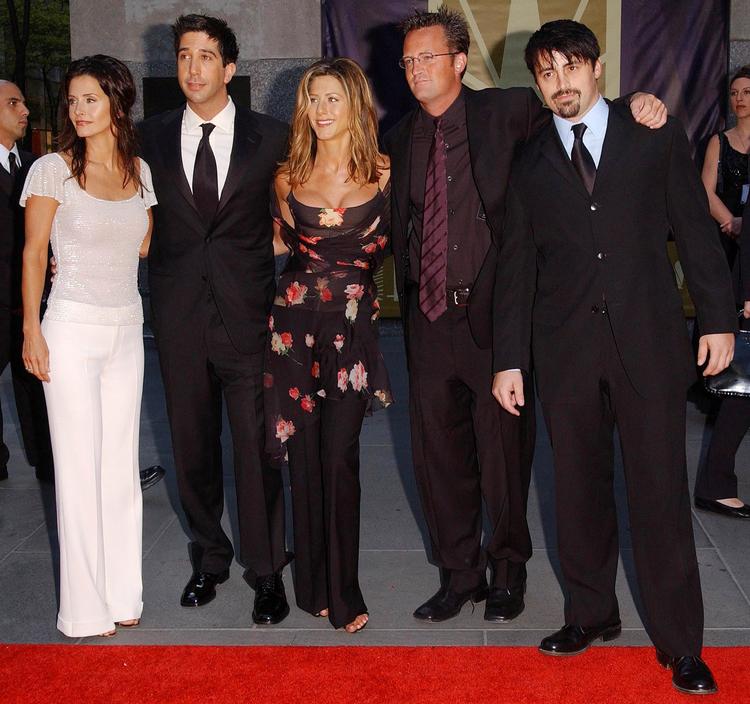 5 ud af de 6 venner ses her sammen: Courteney Cox Arquette, David Schwimmer, Jennifer Aniston, Matthew Perry og Matt LeBlanc. Den sidste 'ven', Lisa Kudrow, er også med i genforeningsudsendelsen.  Foto: Chip East/Ritzau Scanpix