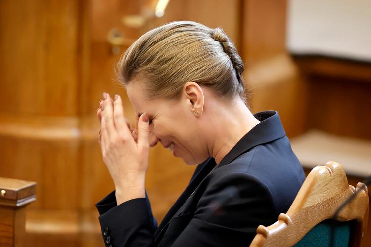 Hvorfor siger Mette Frederiksen 'Jeg kommer til at stå på mål', når hun bare kan sige ’Jeg vil stå på mål for’?  Foto: Jens Dresling/POLFOTO